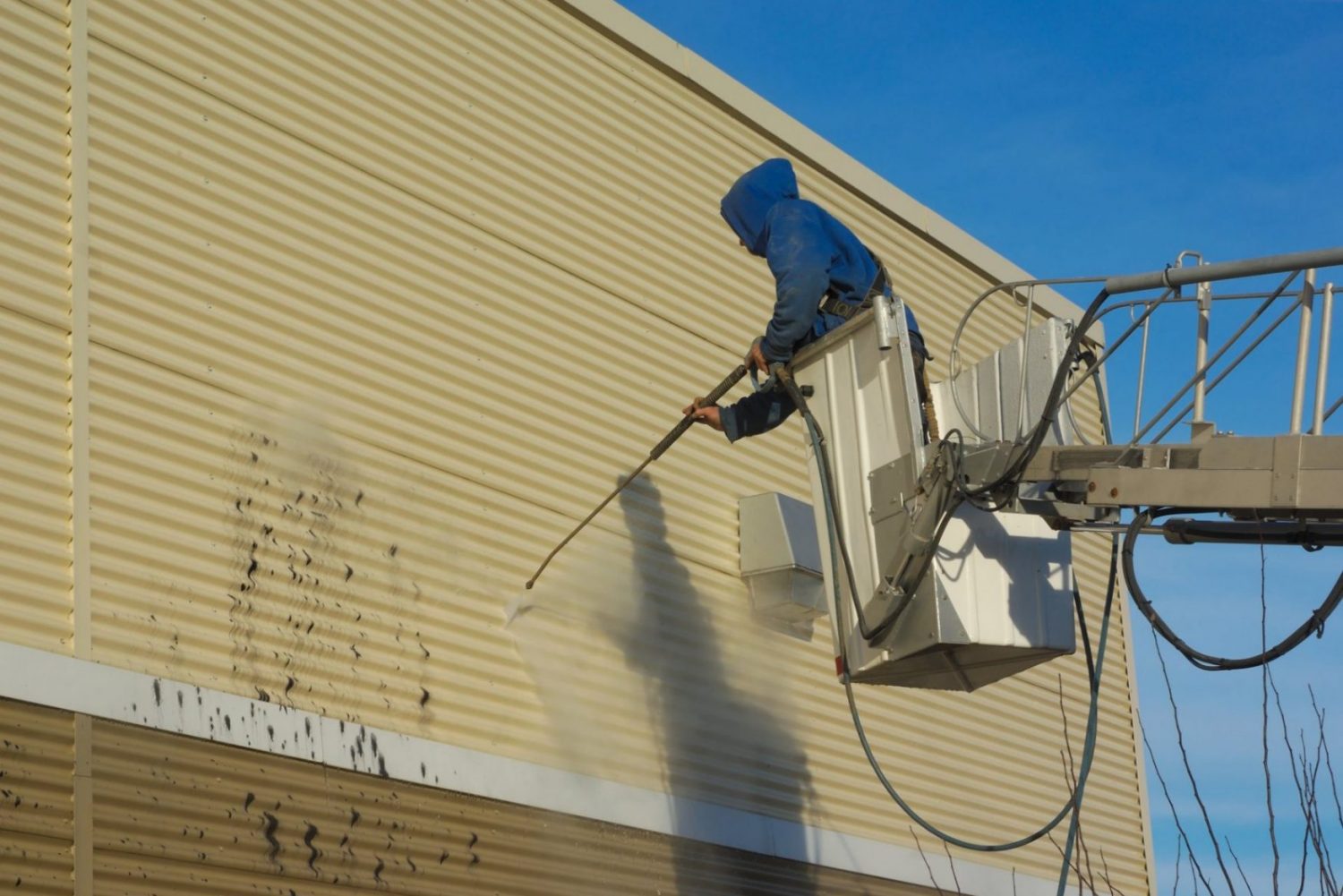 Pressure water jet to clean the graffiti on a wall 2