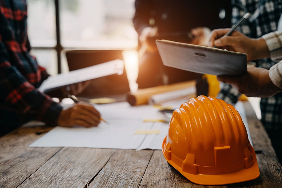 Casque de chantier sur table de travail